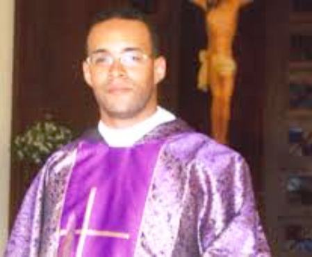 Sacerdote exhorta mantener encendidas las luces de la fe y la esperanza en el 2014