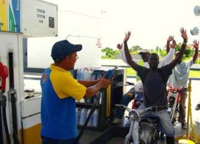 Le ponen cohetes al precio de las gasolinas y le suben casi 5 pesos al gas de cocinar 
