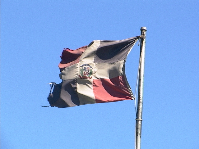 Banderas del monumento a los héroes del 14 de julio están convertidas en harapos