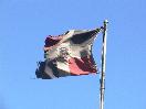 Banderas del monumento a los héroes del 14 de julio están convertidas en harapos