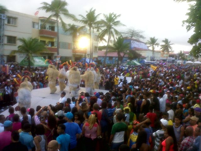 Con rotundo éxito colorido y folclor arrancó el carnaval Puerto Plata 2014