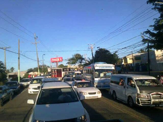 Choferes urbanos bloquean carretera Luperón exigen adecuación rutas a las autoridades municipales