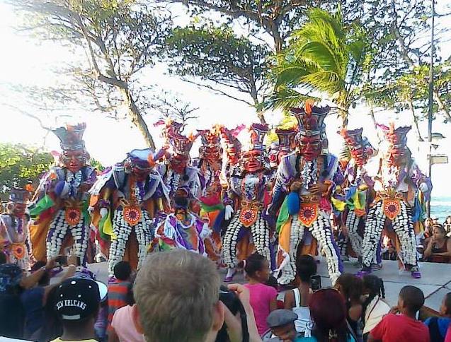 Vistosas comparsas y la actuación de Mozart La Para encendieron cuarto domingo del carnaval PP