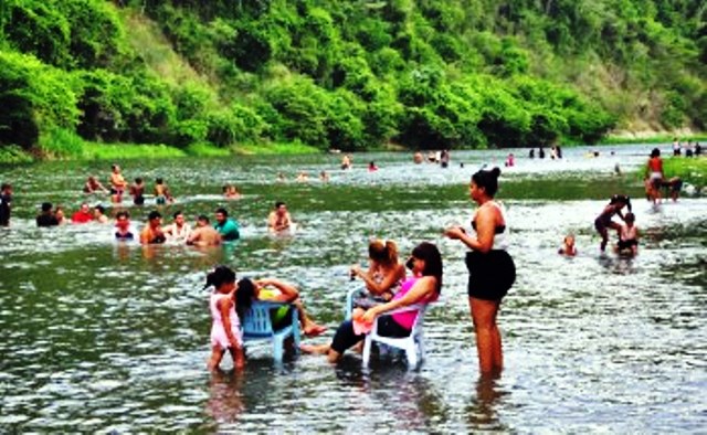 Puertoplateños abarrotan playas y balnearios por el calor, en los barrios inflan piscinas