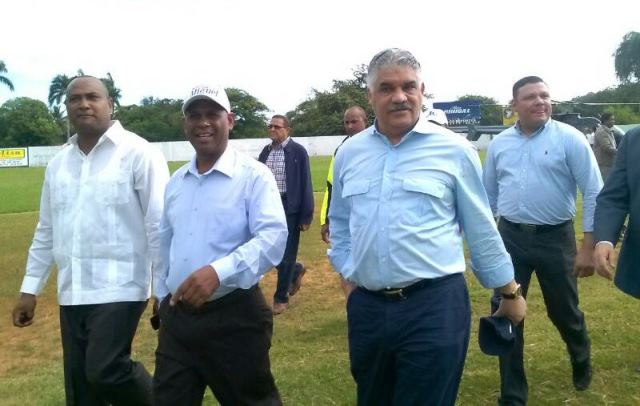 Miguel Vargas visita parte oeste de PP, perredeístas de Guananico pinta local de negro