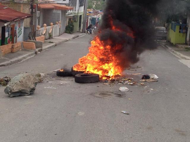 Protestan en sectores de Imbert en contra del mal servicio energético que suministra la EDENORTE
