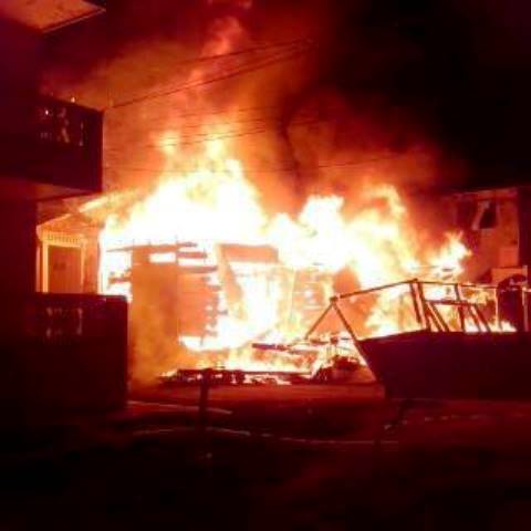 Voraz incendio consume en minutos tres viviendas en el centro histórico de Puerto Plata