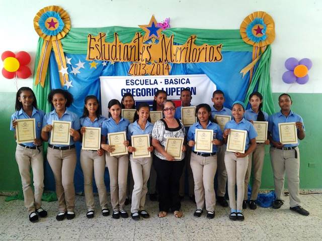  Reconocen 204 alumnos sobresalientes y meritorios de la escuela Gregorio Luperón