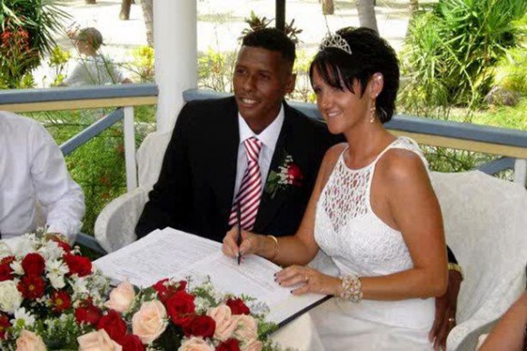 Ordenan investigar fuga de británica condenada por matar esposo que cuestiona a fiscales y jueces de PP