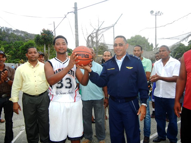 Comandante Base Aérea PP entrega tablero y aro de baloncesto a jóvenes del sector Los Castillos