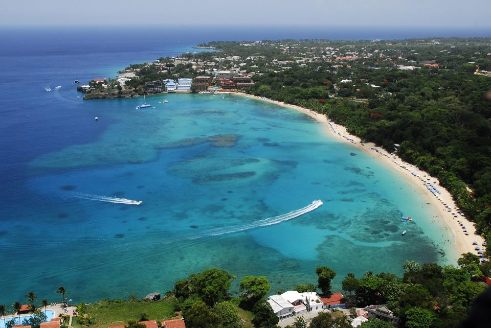 Anuncian chubascos dispersos y tronadas aisladas por una onda tropical que se encuentra sobre Haití