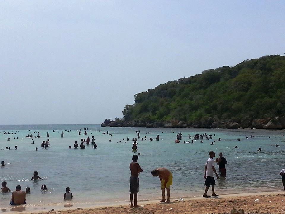 Playas de PP fueron abarrotadas de bañistas por asueto de Corpus Cristi y el fuerte calor