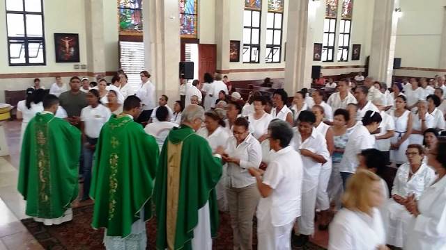 Centenares de fieles católicos participan del ritual del rosario de la aurora en catedral San Felipe de PP