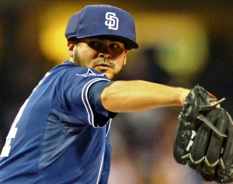 Lanzador Alex Torres se convierte en el primer pitcher de Grandes Ligas en usar gorra protectora