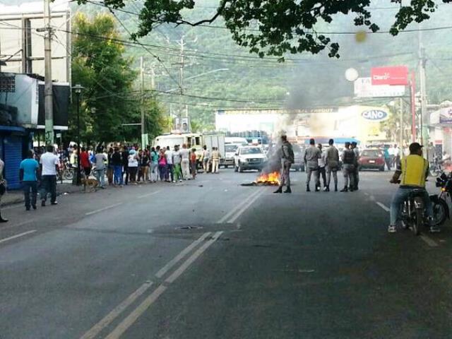 Protestan en sector La Javilla en repudio a muerte violenta de un joven gomero a manos de un policía