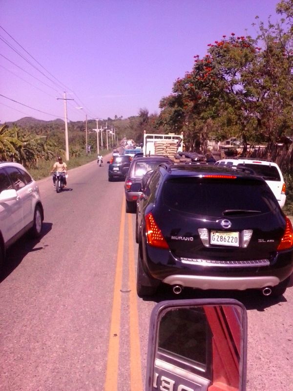 Protestan por malas condiciones puente sobre rio Bajabonico, se quejan de autoridades