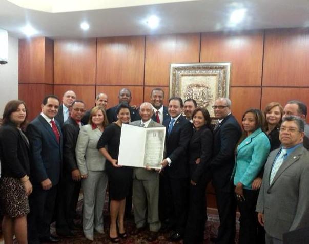 Diputados realizan merecido reconocimiento al maestro Rafael Solano