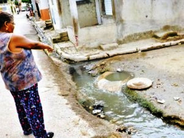 Aguas residuales contaminadas y malolientes afectan al sector La Viara en la parte baja de PP