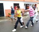 Por robar una caja de leche en un colmado, multitud apresa hombre en Imbert y lo entrega a la Policía