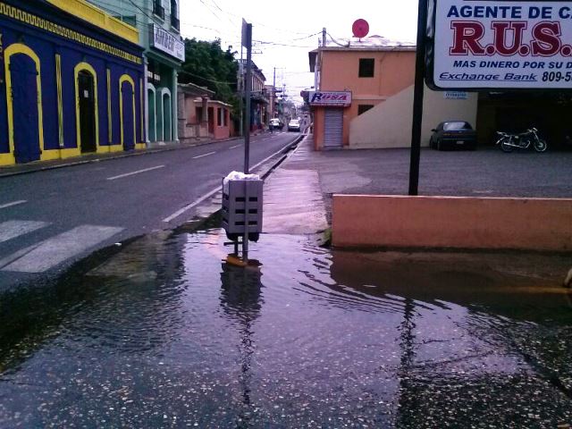 Drenajes pluviales obstruidos causan leves inundaciones en calles de Puerto Plata