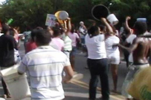 Moradores en residencial Juan Locwkard de Montellano protestan exigiendo agua potable