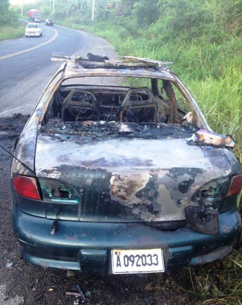 Desconocidos queman automóvil en la entrada a Los Llabones de Imbert