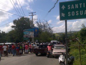Choferes protestan por malas condiciones carretera turística Luperón