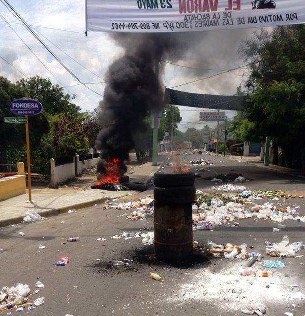 Siguen las protestas por los largos apagones en parte oeste de Puerto Plata
