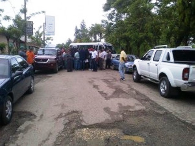 Paralizan tránsito en la carretera turística Gregorio Luperón por malas condiciones de esa vía