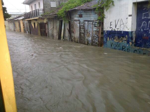 Fuertes lluvias inundan viviendas en más de 10 sectores en Puerto Plata
