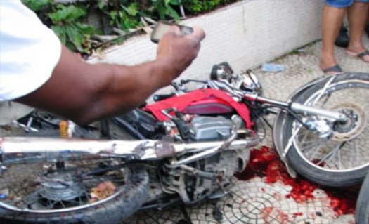 Choque de motocicletas deja un muerto y dos heridos en la calle Antera Mota
