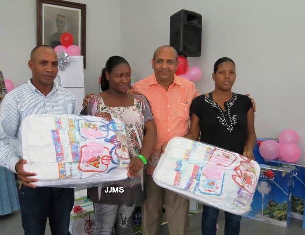 Diputado Félix Castillo regala canastillas a embarazadas y electrodomésticos a decenas de madres
