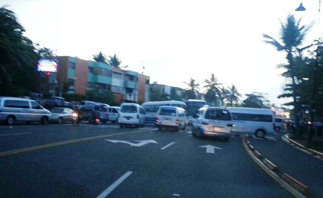 Chóferes del transporte turístico de PP bloquearon malecón por supuestos abusos cometidos en su contra