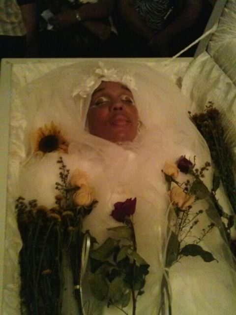Sepultan vestida de novia joven asesinada de 17 puñaladas por su ex novio en Puerto Plata