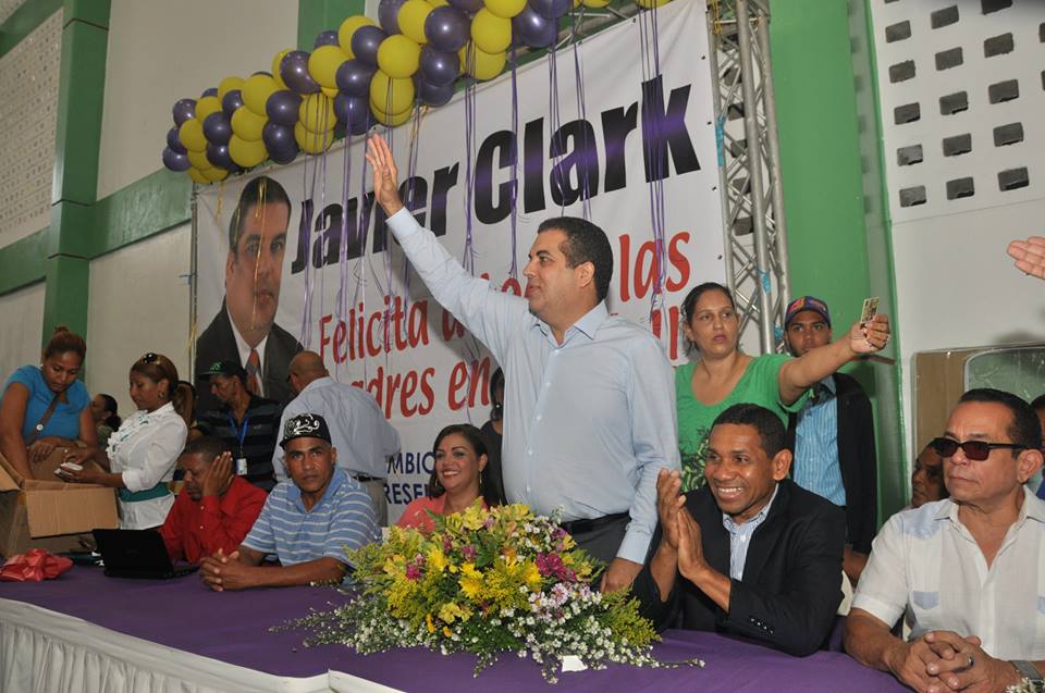 Diputado Javier Clark entrega obsequios a madres Puertoplateñas en varios actos de toda la provincia