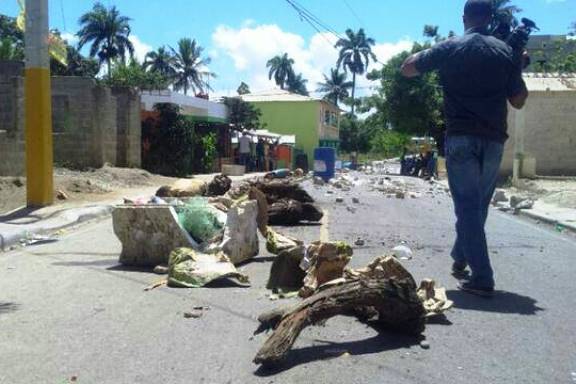 Protestan en La Yagüita de Imbert exigiendo reparación de sus calles que están llenas de hoyos
