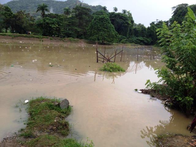 Colapsa puente enlaza comunidades de La Piragua y Saballo, evacuan familias por desbordamiento río Yásica