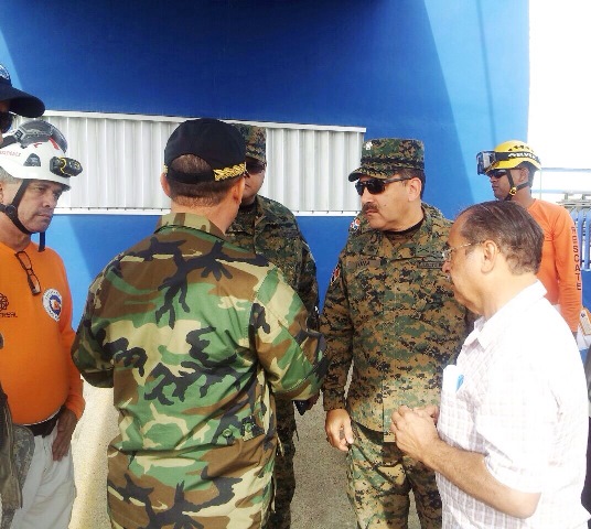 Directores del COE y la Defensa Civil inspeccionan áreas afectadas por inundaciones en Sabaneta de Yásica