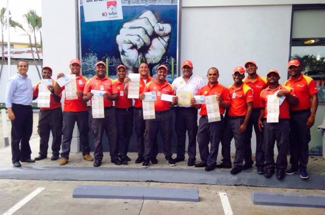 Empresa entrega bonificación trimestral a sus empleados debido a excelente rendimiento laboral