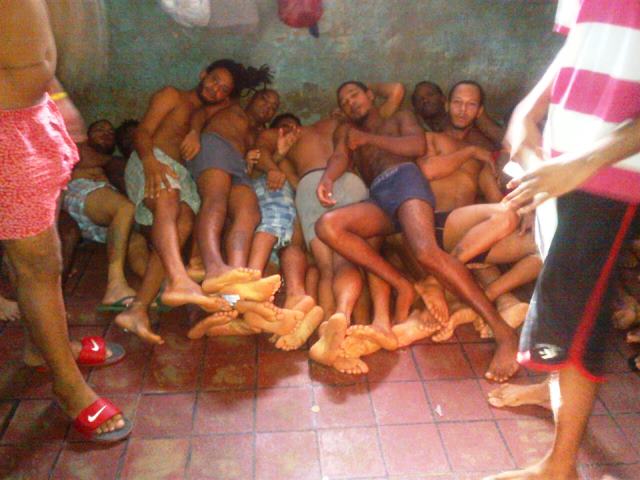 Por hacinamiento y condiciones inhumanas trasladan 25 presos preventivos de Puerto Plata a otras cárceles del país