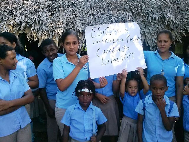 Piden construcción escuela en Cambiaso ya que cientos de niños reciben clases en condiciones inhóspitas