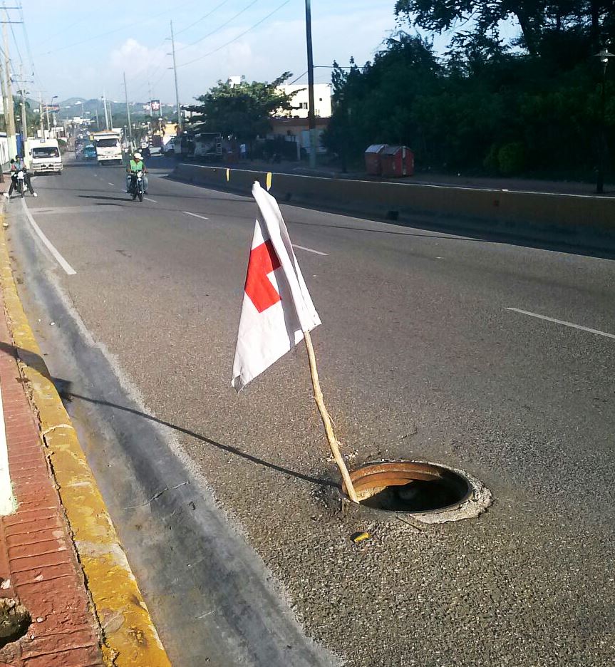 Hoyo en la misma entrada a Puerto Plata es un peligro hay causado la  muerte a dos motociclistas