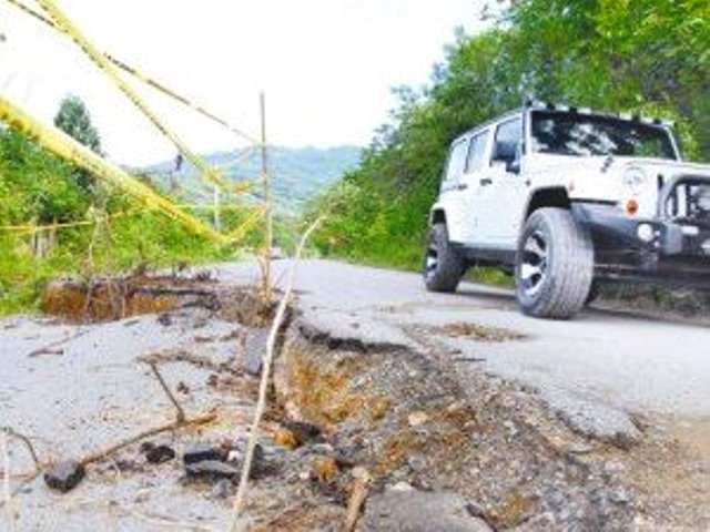 ¡Otra vez! Hundimientos de tierra ocasionan peligrosos derrumbes que amenazan con desaparecer carretera turística Luperón