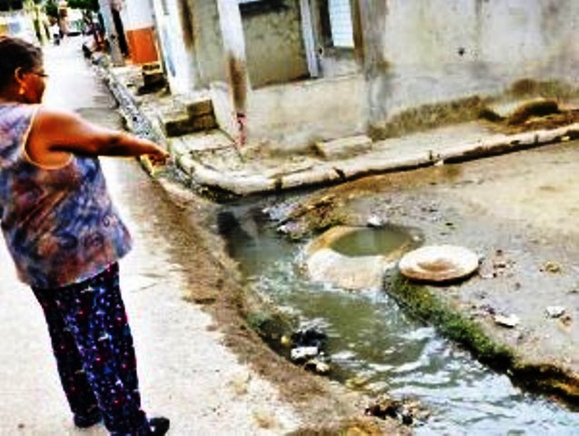 Sistema sanitario lleva más de un mes tapado en la manzana 14 del sector Puerto Rico de PP
