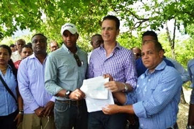  Alcalde de PP entrega cheques por más de 15 millones de pesos para obras en diferentes sectores