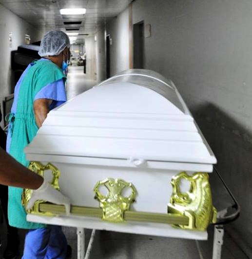 Muere extranjera por ataque al corazón, riña luego de juego de softbol deja un herido