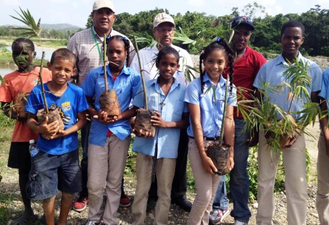Medio Ambiente y empresa de agregados reforestan ribera del río Bajabonico en Imbert