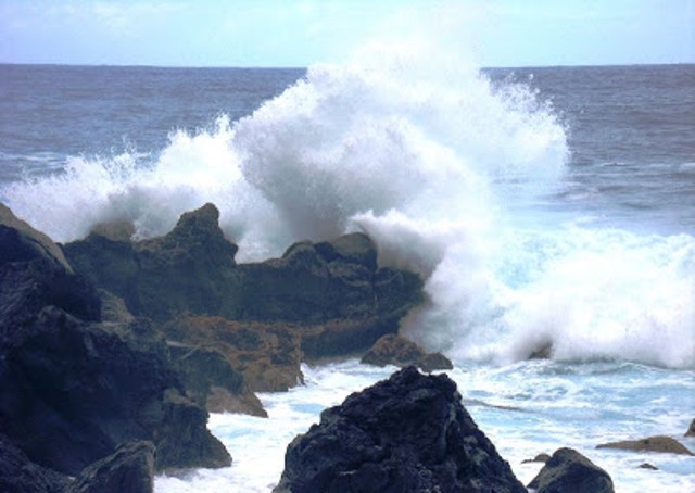 Advierten oleajes anormales en costa Norte por huracán Gonzalo, emiten alerta para 5 provincias