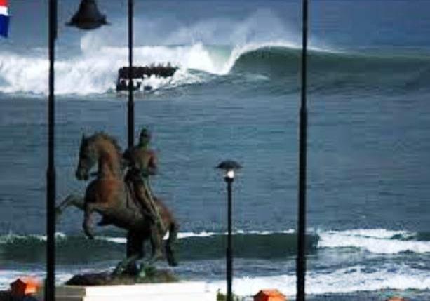 Huracán Gonzalo continúa alejándose pero deja oleajes anormales en la costa Norte