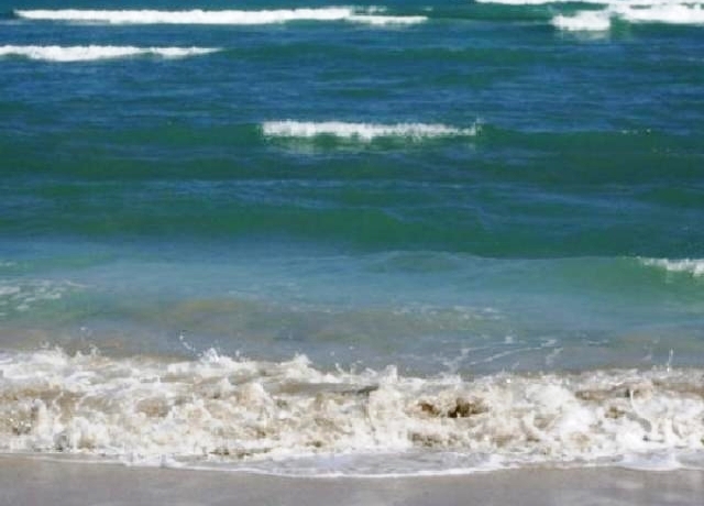 Un joven muere ahogado y otro herido cuando pescaban en la playa de Costámbar